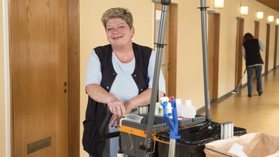 Jubel over, at projektet Ufagl&aelig;rt til Fagl&aelig;rt forts&aelig;tter - og mindre begejstring for l&oslash;nstigningerne hos Katarina Weber, f&aelig;llestillidsrepr&aelig;sentant for reng&oslash;ringsassistenterne i Odense Kommune.