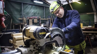 Knap 100 medarbejdere i t&oslash;mrervirksomheden Jakon har f&aring;et en efterbetaling p&aring; samlet 1,2 millioner kroner.