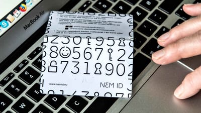 Ludomanen snuppede nøglekortet fra kærestens pung, og det bebrejder ingen af domstolene hende. Men Vestre Landsret mente, det var uforsvarligt, hun gemte koden til NemID på sin computer.