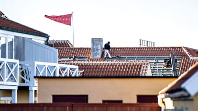 Tagd&aelig;kkere og andre h&aring;ndv&aelig;rkere kan i s&aelig;rlige tilf&aelig;lde arbejde i op til fem meters h&oslash;jde uden faldsikring. Billedet har ikke noget med d&oslash;dsulykken fra Nyk&oslash;bing Sj&aelig;lland at g&oslash;re.