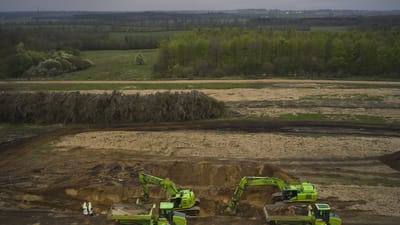 Kristi himmelfartsdag så de første nedgravede mink dagens lys ved prøveopgravningen i Nørre Felding. Over tre dage blev der gravet cirka 1300 ton døde mink op for at teste minkenes brændværdi. Tirsdag går arbejdet med at opgrave de resterende 11.700 ton minkkadavere i gang. (Arkivfoto).