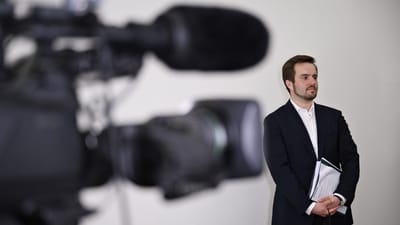 Erhvervsminister Simon Kollerup (S) vil holde &oslash;je med udviklingen, n&aring;r det kommer til negative renter i bankerne.