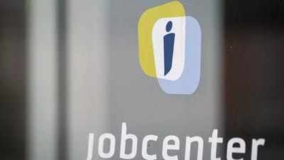 Langtidsledigheden er steget efter corona-krisen. Nu viser en ny opg&oslash;relse, at der s&aelig;rligt er flere langtidsledige i de st&oslash;rre byer og kommunerne omkring K&oslash;benhavn, mens man skal til Jylland og Fyn for at finde kommunerne med f&aelig;rrest ledige. P&aring; kortet l&aelig;ngere nede kan du se, hvor mange langtidsledige, der er i din egen kommune.