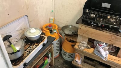 - Der stod gasflasker til kogepladerne, og de m&aring; under ingen omst&aelig;ndigheder forefindes p&aring; en flugtvej. Jeg kunne heller ikke se brandslukkere eller r&oslash;galarmer nogen steder, siger en brandekspert, der betegner brandsikkerheden i chauff&oslash;rlejren som utilstr&aelig;kkelig.  