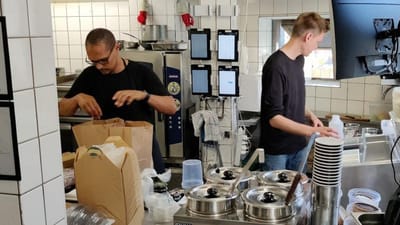 Tablets og sk&aelig;rme er koblet op, s&aring; bestillinger fra de forskellige platforme ryger direkte ind i ordrebogen. To-tre ansatte skal kunne k&oslash;re hele k&oslash;kkenets service.