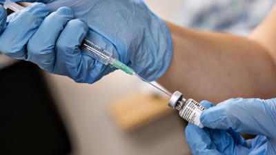 Du skal f&aring; dit vaccinestik nu og s&aring; hurtigt som muligt f&aring; det andet, for en ny b&oslash;lge af corona-virus rammer landet i disse uger. If&oslash;lge Corona-Lone, professor i pandemier, er der ingen vej udenom - og det kan betyde tr&aelig;lse senf&oslash;lger for unge mennesker, der ikke lod sig vaccinere.
