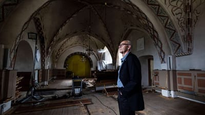 Str&oslash;by Kirke p&aring; Stevns har siden 2015 v&aelig;ret lukket p&aring; grund af skimmelsvamp, som gjorde en medarbejder meget syg. Kirken gennemg&aring;r for tiden en omfattende renovering til cirka 11 millioner kroner. For det bel&oslash;b kunne man if&oslash;lge menighedsr&aring;dsformand Jan &Oslash;sterskov (billedet) varme kirkerne og de tilh&oslash;rende bygninger i Nordstevns Pastorat op i 44 &aring;r. 