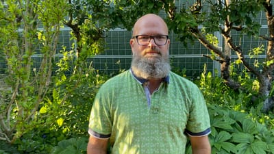 Brian Skaaning fik et sm&aelig;k i skulderen og tog p&aring; skadestuen med det samme. Han blev scannet og er senere opereret.