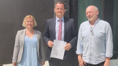 B&aring;de Comwell Copenhagen Portside og 3F K&oslash;benhavn er glade for, at det er lykkedes at tegne en overenskomst og lave en god lokalaftale.
Fra venstre faglig sekret&aelig;r Jannie J&oslash;rgensen, 3F K&oslash;benhavn, direkt&oslash;r Chren Vilander Thomsen, Comwell Copenhagen Portside, og John Ekebj&aelig;rg-Jakobsen, formand for 3F K&oslash;benhavn.