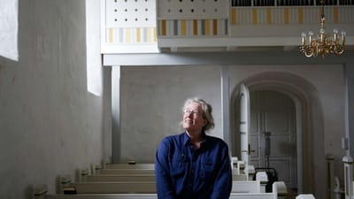 Gravermedhjælper Karen Margrethe Sørensen er særligt følsom over for skimmelsvamp, som tidligere har givet hende problemer. Hun ser gerne, at kirkegængerne bliver advaret om det, hvis der er skimmelsvamp i en kirke.