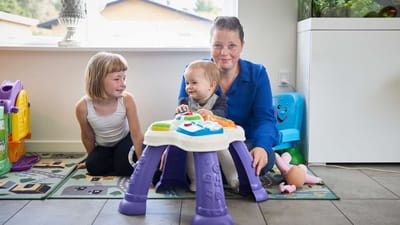 Sidste &aring;r gik Kristina Elling p&aring; barsel med sin datter, uden l&oslash;n. Nu har hun f&aring;et 205.000 kroner i godtg&oslash;relse.