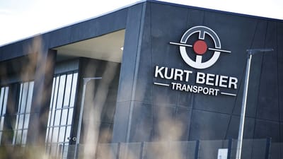 Retssagen om Kurt Beier Transport kom, efter at Fagbladet 3F i efter&aring;ret 2018 kunne fort&aelig;lle om filippinske chauff&oslash;rers kummerlige forhold i en lejr i Padborg.