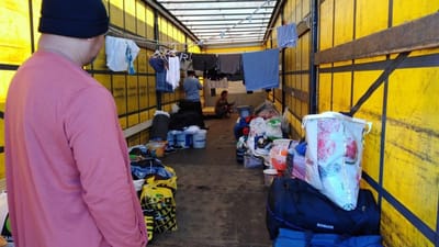 Op mod 200 filippinske chauff&oslash;rer boede i en slumlejr i Padborg mellem deres ofte meget lange transporter ud i Europa for det danske selskab Kurt Beier Transport. De fik 15 kroner i timen og m&aring;tte arbejde i d&oslash;gndrift. Alligevel blev Kurt Beier Transport og fire ledere frifundet for grov &oslash;konomisk udnyttelse af de filippinske chauff&oslash;rer ved retten i S&oslash;nderborg. Nu kr&aelig;ver flere politikere, at lovene skal laves om, s&aring; det er lettere at retsforf&oslash;lge og d&oslash;mme bagm&aelig;nd i sager som denne.