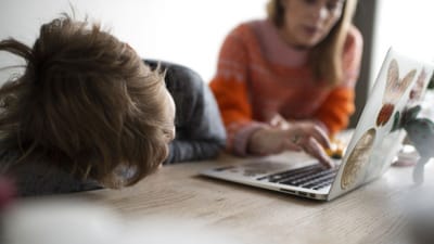 Ikke alle for&aelig;ldre har muligheden for at arbejde hjemmefra, og det er dem, der er i klemme, hvis vi f&aring;r &oslash;get smitte til efter&aring;ret, og b&oslash;rn i institutioner og skoler sendes hjem p&aring; grund af smitteudbrud.
