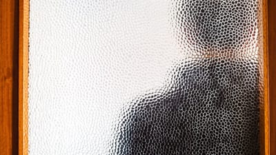 "Hvis din mand ikke stopper, s&aring; g&aring;r det ud over hele jeres familie!" l&oslash;d truslen blandt andet, da en ukendt mand i midten af september dukkede op p&aring; en 3F-medarbejders privatadresse.