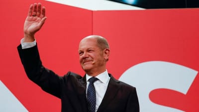 Formanden for de tyske socialdemokrater, Olaf Scholz, har trukket det længste strå i det tyske valg, men kampen om at blive forbundsrepublikkens næste kansler er stadig åben.