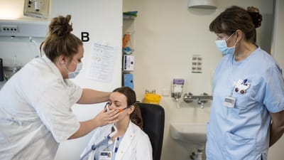 Over halvdelen af alle anmeldelserne af covid-19 som arbejdsskade kommer fra ansatte i sundhedsv&aelig;senet og sociale foranstaltninger som blandt andet hospitaler, plejehjem og daginstitutioner. Her er det plejepersonale p&aring; et covid-19 afsnit p&aring; Svendborg Sygehus, der undervises i iltbehandling. 