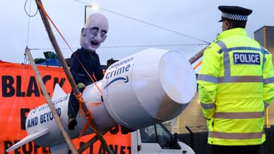 Verden over er der protester mod arbejdsforholdene hos Amazon. Her blokerer aktivister indgangen til et Amazon-lager i England på Black Friday 26. november.