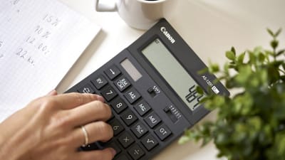 Det g&aelig;lder om at finde lommeregneren frem og t&aelig;nke sig godt om, hvis du overvejer at tr&aelig;de ud af efterl&oslash;nsordningen i f&oslash;rste halv&aring;r af 2022. S&aring;dan lyder r&aring;det fra 3F's a-kasse i dag, en m&aring;ned f&oslash;r at der igen &aring;bnes for at tr&aelig;de ud af efterl&oslash;nnen og f&aring; efterl&oslash;nspengene skattefrit. De ber&oslash;rte vil f&aring; direkte besked fra a-kassen.
