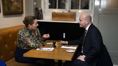 Mette Frederiksen og S&oslash;ren Pape Poulsen spiste tirsdag aften middag sammen p&aring; Br&oslash;drene Prices restaurant i K&oslash;benhavn.