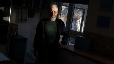 - Jeg venter og venter. Jeg synes, at det er ringe, og at jeg har f&aring;et en d&aring;rlig behandling, siger 63-&aring;rige Ib Bowman Johansen, der fortsat k&aelig;mper for at f&aring; erstatning efter den arbejdsskade, som han blev udsat for i 2011. 