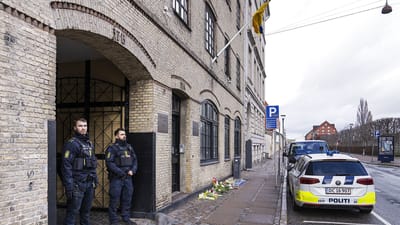 Fredag l&aring; der blomster foran Ukraines ambassade efter den russiske invasion.