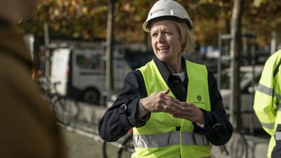 Besk&aelig;ftigelses- og integrationsborgmester Cecilia Lonning-Skovgaard har trukket sig fra posten efter h&aring;rd kritik af hendes ledelsesstil.