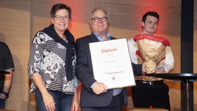 Tina Christensen, konsitueret forbundsformand, og Claus Larsen, koncernchef, med indstiller Sebastian Andersen til h&oslash;jre.