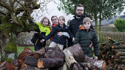 Med de stigende energi- og benzinpriser er kistebunden ved at være nået for Kristoffer Filskov og hans familie. Fra venstre sønnen Valdemar, hustruen Jeanette, datteren Benne, Kristoffer Filskov og sønnen Zakarias.