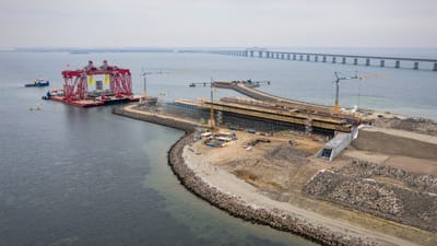 Italienske Storstrøm Bridge Joint Venture (SBJV) bygger den nye Storstrømsbro for den danske stat for 2,1 milliarder skattekroner.