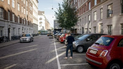 Der er brug for bredere parkeringsbåse, lyder det fra bilejernes organisation, FDM. Vejdirektoratet siger, at man nu vil undersøge behovet. (Arkivfoto).