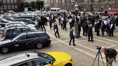 Danske taxachauffører i protest mod Uber på Christiansborg Slotsplads. I 2017 blev Uber dømt for pirattaxakørsel og lukkede i Danmark. Men virksomheden er stadig aktiv i over 70 lande. 