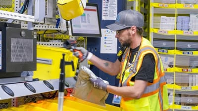 Amazons lagre er berygtet for dårlige arbejdsforhold, hvor medarbejderne bliver overvåget og arbejder for en meget lav løn.