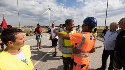 Rasmus Pedersen, teamleder i 3F Lolland (i
gul vest), har forhandlet intenst for at nå til en løsning på konflikten mellem hovedentreprenøren FLC og dets medarbejdere. Søndag modtog han krammere for sin indsats.