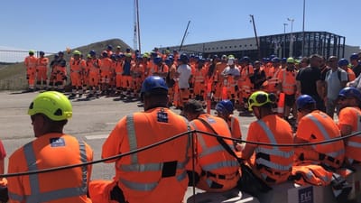 Flere hundrede jord- og betonarbejdere har siden tirsdag strejket og blokeret adgangen til Femern-byggeriet, Danmarks største byggeplads.