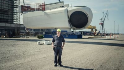 Leif Eliasen foran en af Vestas' store naceller på industrihavnen i Lindø.