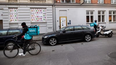 Wolt ansætter ikke deres bude, i stedet er de "kurérpartnere" med deres egen lille virksomhed. På den måde undgår Wolt at have det ansvar, en arbejdsgiver normalt har i forhold til arbejdsskader, pension, barsel, efteruddannelse, løn under sygdom med mere.