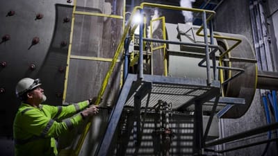 3F'eren Steen Kjær Frederiksen ved en af de ovne, som kul varmer op til 1.500 grader på Aalborg Portland.