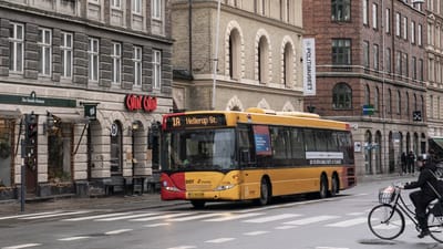 Inden l&aelig;nge kan der sidde ukrainske krigsflygtninge bag rattet i danske busser, efter at sprogkrav til k&oslash;repr&oslash;ven er blevet lempet. De skal dog kunne tale engelsk.