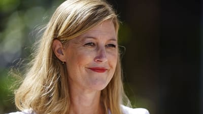 De Radikales politiske leder, Sofie Carsten Nielsen, vil have efterl&oslash;nnen fjernet. S&aring;dan ender det n&aelig;ppe, vurderer politisk kommentator Erik Holstein. Men der er en risiko for, at efterl&oslash;nnen bliver udhulet, n&aring;r Venstre skal fors&oslash;ge at skaffe flertal til en bl&aring; regering efter valget - med hj&aelig;lp fra Radikale stemmer.