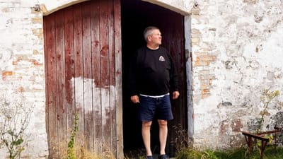 - Slidgigten var tiltagende, og min l&aelig;ge mente absolut ikke, at jeg kunne forts&aelig;tte mit arbejde, fort&aelig;ller Brian Olsen om sit helbred.