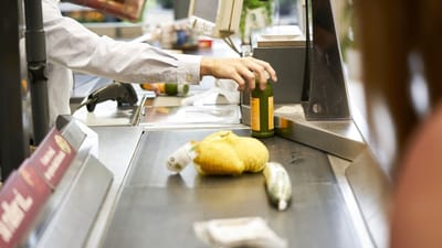Det er blevet dyrere at købe ind. Det rammer blandt andet ledige, der næsten ikke fik nogen stigning i dagpengene i år. Næste år bliver det kun værre. For selvom dagpengene forventes at stige mere, vil priserne stige endnu mere, og dermed bliver købekraften bare endnu ringere. Det forklarer to eksperter her.