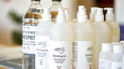 En stor del af danske netbutikker lever ikke op til EU-lovgivningen, n&aring;r det handler om farem&aelig;rkning af produkter som eksempelvis h&aring;ndsprit. (Arkivfoto).
