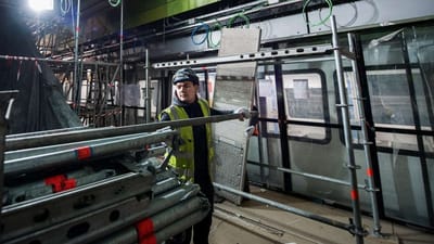 Der var store problemer med social dumping og underbetaling p&aring; byggeriet af Metro Cityringen i K&oslash;benhavn. For fremtiden skal virksomheder, der bruger illegal arbejdskraft, ryge p&aring; en sortliste, s&aring; de udelukkes fra at byde p&aring; offentlige kontrakter, mener regeringen. Men Dansk Industri frygter, at gode firmaer bliver sk&aring;ret over samme kam som de d&aring;rlige.