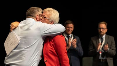 En tydelig rørt Ulla Sørensen får et stort knus af 3F's formand Henning Overgaard, efter at hun har aflagt sin sidste beretning som fagforbundets hovedkasserer.