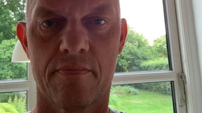 - Jeg grubler da over, om jeg ender med at blive smidt p&aring; gaden som gammel og pensionist, siger Jes Lykke Engsbye. 