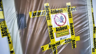 Der er særlige regler og krav om værnemidler, når man arbejder med asbest. Men i Greve Kommune arbejdede en gruppe håndværkere i næsten en måned i det farlige støv, før de fik at vide, at der var asbest.