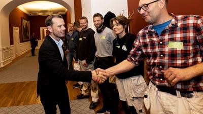 T&oslash;mrer Rikki Hansen (th), der her hilser p&aring; besk&aelig;ftigelsesminister Peter Hummelgaard (S) i forbindelse med et tidligere samr&aring;d om asbest i Folketinget, havde sv&aelig;rt ved at f&aring; job, efter han stod frem i medierne i en asbestsag.