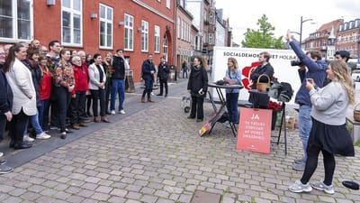 Formanden for Socialdemokraterne i København lover, at han fremover vil kontakte 3F for at sikre sig, at forholdene er i orden hos de firmaer, der laves aftaler med. På billedet er det i Holbæk, der føres valgkamp.