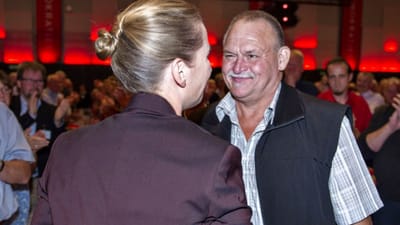 Regeringen vil erstatte seniorpension med &ldquo;Arne Plus&rdquo;, som statsminister Mette Frederiksen (S) har kaldt det. Det vil i praksis betyde, at man som nedslidt ikke l&aelig;ngere skal kunne&nbsp;g&aring; fra p&aring; seniorpension op til seks &aring;r f&oslash;r tid, men kun tre &aring;r f&oslash;r folkepensionsalderen.